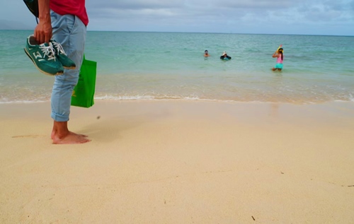 裸足で砂浜を歩く