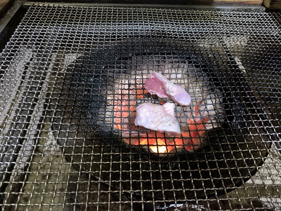 肉を炭火で焼く