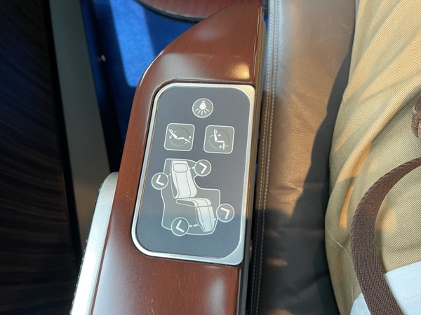 座席の操作ボタン