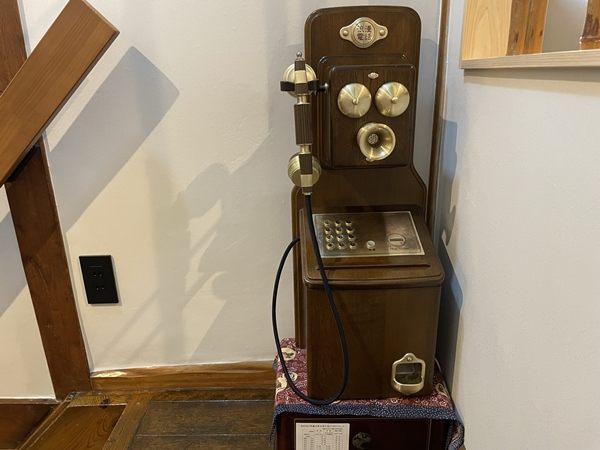 階段横の古い電話