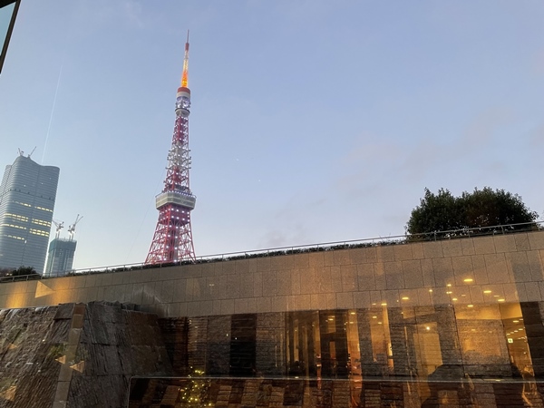 ロビーラウンジ横からの東京タワー