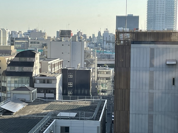 部屋_窓から見える新幹線